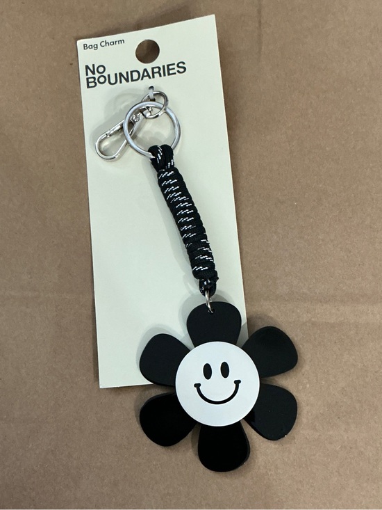 No Boundaries Accessories - Bag Charm No Boundaries Black and White Smiley Flower Keychain